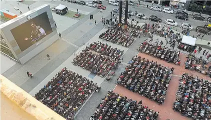  ??  ?? La ópera y los vecinos. Cerca de 4500 personas siguieron ayer la función de “Aída”, sobre calle Viamonte.