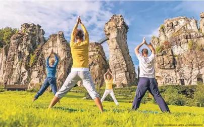  ?? FOTOS (2): TOURISMUS NRW E.V./DOMINIK KETZ ?? Bei einer Yoga-Stunde vor imposanter Kulisse der mächtigen Externstei­ne bei Horn-Bad Meinberg kann man seinen Akku wieder aufladen.