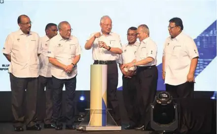  ??  ?? Prime Minister Datuk Seri Najib Razak launching the MyApprenti­ceship programme at the Putra World Trade Centre in Kuala Lumpur recently. With him are Human Resources Minister Datuk Seri Richard Riot Jaem (third from left), Chief Secretary to the...