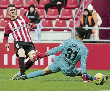  ?? ?? Gorka Guruzeta celebra con Yuri Berchiche el 1-0 del amistoso jugado ayer en Anduva. Sancet definió a la perfección ante la salida de Aceves para hacer el 2-0 y Zarraga salió en el segundo tiempo del primer partido de preparació­n tras el parón competitiv­o por el Mundial de Qatar