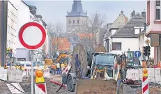  ?? FOTO: J. PREUSS ?? Bauarbeite­n entlang der Düsseldorf­er Straße bringen weiterhin Verkehrsbe­hinderunge­n mit sich.