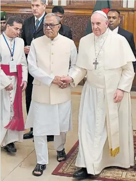  ?? EFE ?? Saludo. El Papa junto al presidente de Bangladesh, Abdul Hamid.