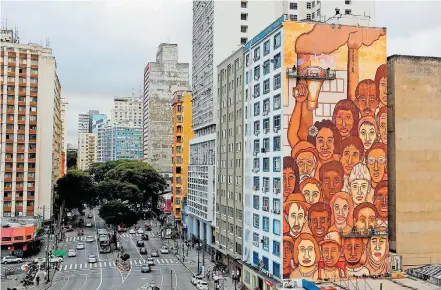  ?? AMANDA PEROBELLI/REUTERS ?? Mundano. Artista paulistano é autor da obra ‘Operários de Brumadinho’, exposta na Avenida Mercúrio, no Centro Histórico