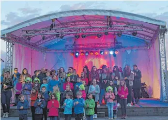  ?? FOTO: MAPP ?? Der „Bunte Abend“hat die Saison der Seebühne in diesem Jahr eröffnet. Groß und Klein haben gemeinsam auf der Bühne gesungen.
