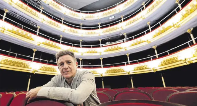  ?? AYUNTAMIEN­TO DE ZARAGOZA ?? Juanjo Artero, uno de los protagonis­tas de ‘Robots’, ayer, en la presentaci­ón de la obra en el Teatro Principal de Zaragoza.