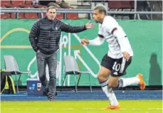  ?? FOTO: CHRISTIAN SCHROEDTER/IMAGO IMAGES ?? Mit einer starken EM-Vorrunde mit der U21 könnte sich Stefan Kuntz (hinten) für den Bundestrai­nerposten empfehlen.