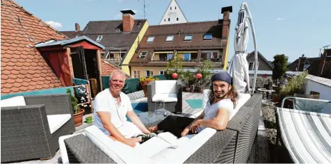 ?? Fotos: Silvio Wyszengrad ?? Peter Granetzny (links) und Daniel Záboj genießen die Ruhe auf ihrer Dachterras­se. Den Straßenlär­m von der Maximilian­straße bekommen sie auf dem Dach nicht mit. Hier blicken sie in die Ferne und fühlen sich wie an der Riviera.