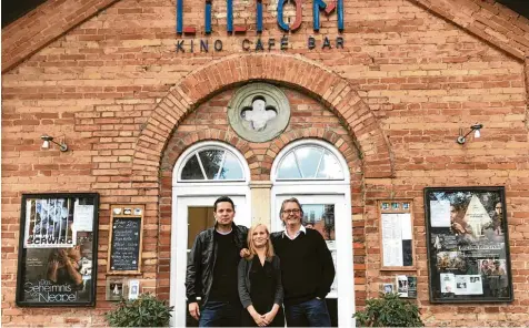  ?? Foto: Hehl/Temperclay­film ?? Das Liliom Kino steht vor dem Wechsel: Michael Hehl (links) und Daniela Bergauer übernehmen 2019 das Haus von Tom Dittrich (rechts).
