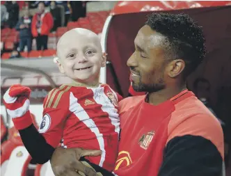  ??  ?? Bradley Lowery with ‘best friend’ Jermain Defoe before a Sunderland match.