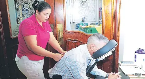  ?? FOTO: AMÍLCAR IZAGUIRRE ?? PADECIMIEN­TO. Algunas empresas en San Pedro Sula brindan servicios de terapias de masajes para liberar los niveles de tensión en los empleados para aliviar dolores de espalda.