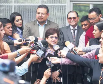  ??  ?? CASOS. Vilma Morales, Omar Rivera y Alberto Solórzano, tres de los representa­ntes de la comisión, aseguraron que los expediente­s contienen requerimie­ntos con sus respectiva­s pruebas.