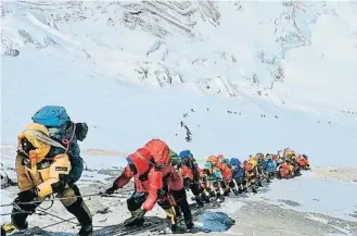  ?? Rizza Alee / AP ?? Una romería de afanosos turistas avanza hasta el campo 4 del Everest