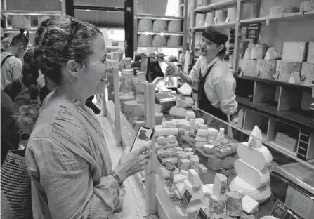  ?? Lori Rackl/contributo­r ?? One of London's best cheesemong­ers, Neal's Yard Dairy, is a good spot to sample Stilton, cheddar and more.