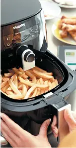  ??  ?? La Airfryer permite freir alimentos sin usar aceite.