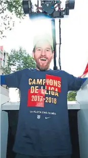  ??  ?? ÍDOLO. Lionel Messi fue el más aclamado por los aficionado­s catalanes en la celebració­n de ayer.