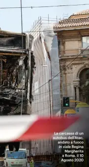  ??  ?? La carcassa di un autobus dell’atac, andato a fuoco in viale Regina Margherita a Roma, il 10 Agosto 2020