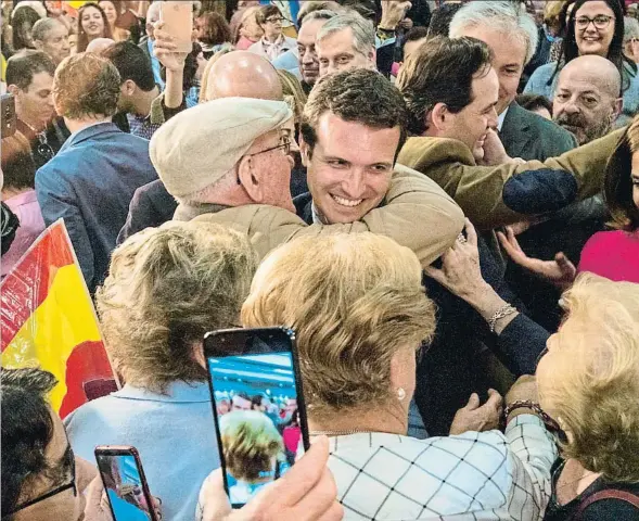  ??  ?? Un hombre mayor abraza a Pablo Casado en el acto electoral del Partido Popular celebrado ayer en Ciudad Real