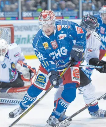  ?? FOTO: FELIX KÄSTLE ?? Norman Hauner machte bei der 1:3-Niederlage in Bayreuth sein zweites Tor im sechsten Spiel für Ravensburg. Beim Towerstars-Gegner Rosenheim war der 25-Jährige von 2012 bis 2014 unter Vertrag.