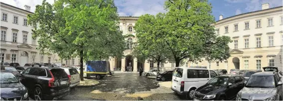  ?? BILD: SN/STEFANIE SCHENKER ?? Die 74 Ausnahmege­nehmigunge­n für das Parken im Schlosshof laufen heuer im September aus.