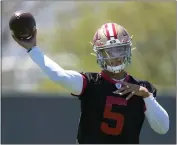  ?? TONY AVELAR — THE ASSOCIATED PRESS ?? San Francisco 49ers quarterbac­k Trey Lance throws at the NFL football team's practice facility in Santa Clara June 1.