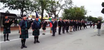  ?? Photo: Stefan Goosen ?? The Knysna Albatross Shellhole Memorable Order of Tin Hats (MOTH) line up for the parade.