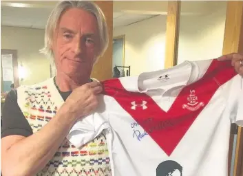  ??  ?? That’s Entertainm­ent The Jam frontman Paul Weller signs an Airdrie top for auction