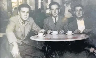  ?? ?? José Suriñac, en Palafrugel­l con dos amigos.
