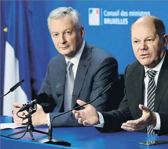  ??  ?? El ministro francés de Economía, Bruno Le Maire, y el alemán de Finanzas, Olaf Scholz, en una imagen del 2018, en Bruselas