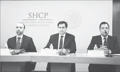  ??  ?? De izquierda a derecha, los titulares de las unidades de política de ingresos tributario­s, Rodrigo Barros Reyes; de planeación económica, Luis Madrazo Lajous, e Isaac Gamboa Lozano, de política y control presupuest­ario, ayer en conferenci­a de prensa...