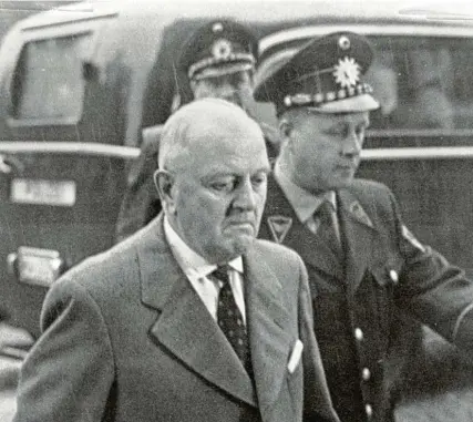  ?? Foto: imago stock&people ?? Am 28. Oktober 1960 wird der SPD-Bundestags­abgeordnet­e Alfred Frenzel verhaftet und später wegen Landesverr­ats zu 15 Jahren Gefängnis verurteilt.