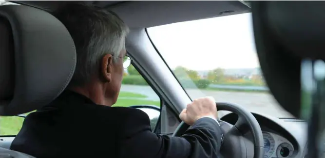  ?? Foto: dpa/Jonas Schöll ?? Viele Autofahrer werden im kommenden Jahr in eine niedrigere Typklasse eingestuft. Damit werden also die Versicheru­ngsprämien sinken.