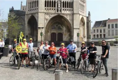  ?? FOTO DIRK ROEFFLAER ?? Een tiental actievoerd­ers fietste van Maastricht naar Tongeren.