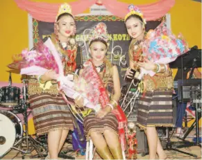  ??  ?? RATU CANTIK...Evelyn Vencent (tengah) muncul johan acara Mitarab Gimpuhut Momogun (MGM) Pesta Magahau Zon Kota Marudu 2017 yang berlangsun­g di Pentas Terbuka Kg Bintoson Darat pada Ahad.
Evelyn memenangi piala dan hadiah wang tunai RM500. Naib johan...