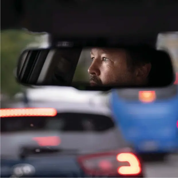  ?? Bild: Robin Aron ?? Rune Wallgren kör bil till jobbet och i jobbet. Köer är en allt vanligare del av vardagen.