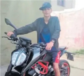  ?? ?? Víctima. Ramiro Herrera, el joven fallecido, con su motociclet­a.