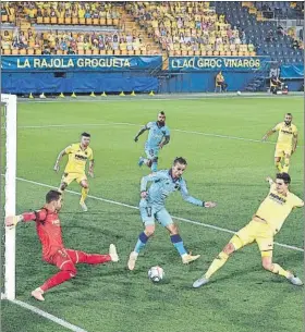  ?? FOTO: GETTY ?? Autogol de Pau Torres en el 0-1 cuando Antoine Griezmann iba a rematar