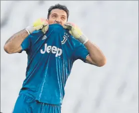  ?? FOTO: AP ?? Rcord de Buffon El portero de la Juve alcanzó los 648 partidos en la Serie A