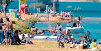  ??  ?? RELAX. Cientos de personas se entretiene­n en el lago Paranoa, en Brasilia, a pesar de la crisis sanitaria.