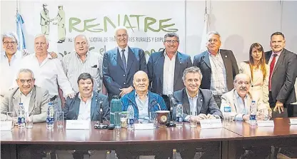  ??  ?? Juntos. El dirigente de la Uatre (centro) junto a los referentes de Coninagro, CRA, SRA y Federación Agraria.