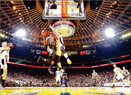  ?? NOAH GRAHAM/NBAE/GETTY IMAGES/AFP ?? Kevin Durant of the Golden State Warriors shoots the ball against the San Antonio Spurs on Wednesday at ORACLE Arena in Oakland, California.