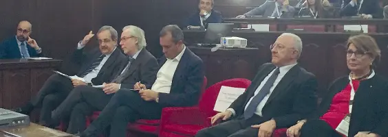  ??  ?? L’immagine Nel refettorio di Santa Maria la Nova, ieri , per il convegno di MI, il sindaco de Magistris e il governator­e De Luca separati (non solo) da una poltrona vuota