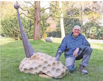  ??  ?? Künstler Berthold Welter vor einer Skulptur aus Kalkstein, Robinie und Farbe aus seinem Zyklus „Raumergrei­fen“. Zehn weitere Kunstwerke sind von Montag an im Botanische­n Garten ausgestell­t. Foto: Tim Oelbermann