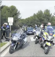  ?? (Photos Fabien Azou) ?? C’est à la sortie d’autoroute de Saint- Cyr que les chauffards intercepté­s sur l’A se sont fait verbaliser. Mais pour la police, le but de ces opérations est aussi d’occuper le terrain et de se rendre « visibles ».