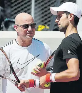  ?? FOTO: EFE ?? Andre Agassi y Novak Djokovic Primera toma de contacto en las pistas de Roland Garros