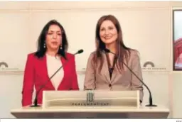  ?? EFE ?? Marta Bosquet y Lorena Roldán, ayer en el Parlamento catalán.