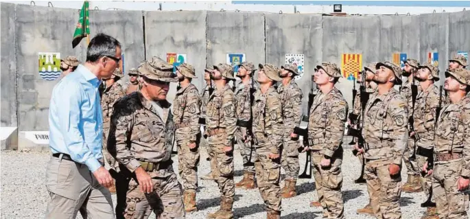  ??  ?? Jens Stoltenber­g, secretario general de la OTAN, visita a las tropas españolas en la base militar de Besmeya, al sur de Bagdad