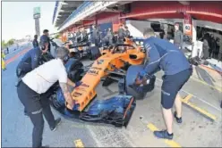  ??  ?? PRUEBAS. Movimiento en el garaje de McLaren en Montmeló.