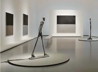  ?? FOTO FONDATION LOUIS VUITTON ?? Cesta nikam. Černá a šedá plátna Marka Rothka doplňují v posledním sále výstavy figurální skulptury švýcarskéh­o sochaře Alberta Giacometti­ho.