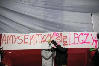  ??  ?? ‘ANTISEMITI­SM IS treatable’ proclaims a banner during a counter-demonstrat­ion against a far-right rally in support of the Holocaust bill, in front of the Presidenti­al Palace in Warsaw on February 5.