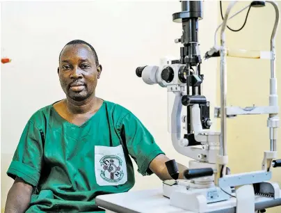  ??  ?? Auguste Bicaba arbeitet seit vier Jahren als Ophthalmol­oge in Zorgho. In ganz Burkina Faso gibt es gerade einmal 26 Augenfachä­rzte. Linsentrüb­ungen durch grauen Star sind dort weit verbreitet.